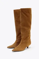 Bota de caña ancha color marrón de ante con tacón kitten y acabado en punta.
