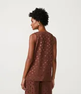 Blusa sin mangas color marrón con estampado de hojas, cuello de pico y textura jacquard.