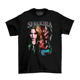 Remera negra de algodón con estampado de Shakira en diferentes momentos de su carrera.