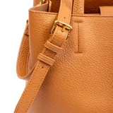 Cartera tipo tote bag color marrón, con doble asa corta y correa larga desmontable y regulable. Tiene dos compartimentos internos y un bolsillo con cierre.