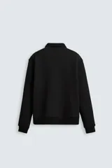 Sudadera negra de cuello alto con cierre de cremallera, corte regular y mangas largas.