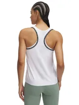 Musculosa deportiva blanca con logo Under Armour en el frente y tirantes negros con letras blancas.