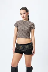 Short negro de punto con textura acanalada.