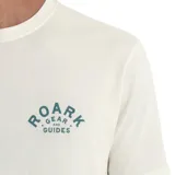 Remera color crema con logo estampado en el pecho.