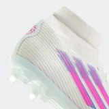 Championes de fútbol Adidas F50 Sparkfusion para mujer, color blanco con tres franjas laterales en tonos rosados y violetas. Presentan cuello tejido tipo calcetín y suela con tapones moldeados.