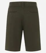 Bermuda masculina de sarga color rosado, con corte recto y bolsillos laterales.