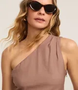 Blusa sastre de viscosa color marrón, con escote de un hombro, bretel ancho, regulador lateral y bajo asimétrico.