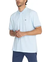Remera polo celeste de piqué de algodón pima, con cuello clásico, tapeta de dos botones y mangas cortas con ribete azul marino. Logo de la marca bordado en el pecho.