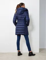 Campera de abrigo color azul marino, con cierre metálico y capucha, incluye bolsa auto portante.