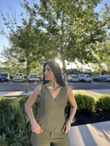 Musculosa color amarillo manteca con escote en V y corte ajustado.