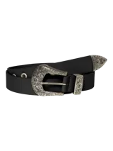 Cinturón negro de cuero sintético con hebilla metálica plateada con diseño floral y apliques metálicos plateados en la punta.
