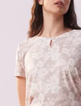 Conjunto de pijama marca René Rofé, compuesto por remera y short. Remera a rayas con escote redondo, ojal y botón. Short a rayas con cintura elastizada.