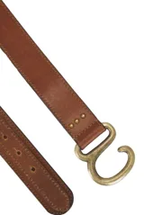 Cinturón de cuero negro con hebilla metálica grande de estilo rústico, con forma de letra 'C' o 'G' estilizada.