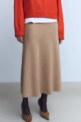 Falda midi gris de tiro alto con cintura elástica y corte evasé.