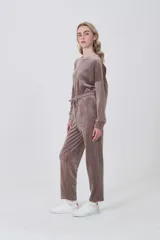 Pantalón tipo babucha de tejido suave, color marrón topo (taupe/mink/vison), con cintura elástica y cordón ajustable.