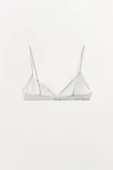 Bralette triangular gris de algodón con ribete de encaje blanco y detalle de moño rosa en el centro. Tiene tirantes finos ajustables y cierre trasero con ganchos metálicos.