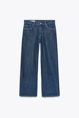 Pantalón de jean azul oscuro, de corte wide leg y tiro medio, con cinco bolsillos y cierre frontal con cremallera y botón metálico.