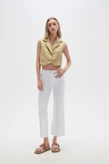Pantalón jean blanco, recto y de calce alto con terminación desflecada.