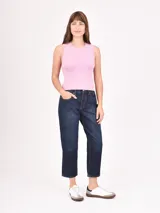 Musculosa de punto color lila, con cuello redondo y sisas anchas.