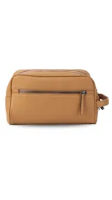 Neceser unisex de símil cuero color camel, con forma rectangular y asa lateral. Presenta un bolsillo frontal con cierre vertical y un compartimento principal con cierre superior.