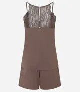 Conjunto de pijama short doll color crema, compuesto por un top de breteles finos con escote en V y detalles de encaje, y un short con cintura elástica y detalles de encaje en los laterales.