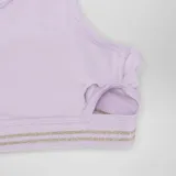 Top deportivo lila con espalda deportiva y banda inferior con detalle de lurex dorado.
