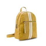 Mochila color beige con diseño capitoneado, bolsillo frontal con cierre, asa de mano y correas regulables.