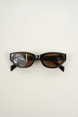 Lentes de sol negros con forma rectangular y lentes marrones.