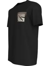 Remera negra de algodón regenerado con cuello redondo y manga corta. Estampado frontal con el monograma de Calvin Klein Jeans enmarcado en un recuadro gris.