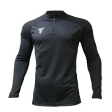 Buzo deportivo negro de hombre con medio cierre frontal y logo blanco en el pecho.