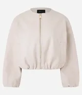 Campera bomber color beige con cuello y puños en color borgoña. Cierre frontal con cremallera y bolsillos laterales.