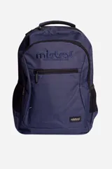 Mochila azul marino con logo Mistral bordado en el frente y en la parte inferior. Tiene tres bolsillos con cierre, bolsillos laterales externos y correas acolchadas ajustables.