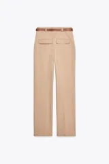 Pantalón negro de tiro alto con pernera recta, bolsillos frontales y falsos bolsillos con solapa en la espalda. Incluye cinturón marrón de cuero sintético.