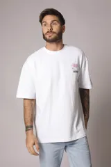 Remera blanca de algodón con cuello redondo, corte holgado y estampado pequeño en el frente.