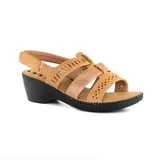 Sandalia de cuero sintético color negro, con tiras caladas y ajuste con velcro.