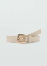 Cinturón fino color beige con textura símil piel de cocodrilo y hebilla cuadrada dorada.