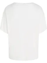 Remera blanca de lino con cuello redondo y mangas cortas.