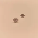 Par de aros tipo caravana con forma de huella de perro, hechos en plata 925 y adornados con circonias.