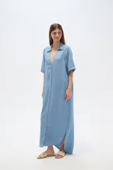 Vestido largo celeste de lyocell con cuello camisero, abotonado al frente, corte holgado, mangas cortas y bolsillos laterales.