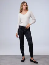 Legging de corte slim con estampado animal print tonal en color negro. Presenta un diseño combinado con paneles laterales lisos y cintura elástica tipo pull-on. Confeccionada por la marca Zac & Rachel.