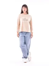 Remera blanca de manga larga con cuello redondo y estampado frontal con la frase "All my love darling" en color celeste.