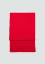 Bufanda rectangular color rojo, tejida en mezcla de lana y cashmere.