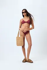 Bottom de bikini negro con textura y detalle de aro en uno de los laterales.