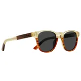 Lentes de sol con montura bicolor, parte superior color crema y parte inferior con estampado carey. Patillas negras con logo Indie grabado.