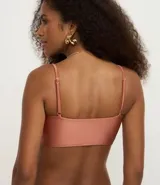 Top de bikini bandeau color ladrillo con bordado de caracolas en color crudo, breteles finos ajustables y escote recto.