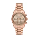 Reloj Michael Kors modelo Lexington con caja y correa de acero inoxidable color oro rosa, esfera color champagne con números romanos y tres subesferas de cronógrafo.