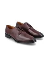 Zapato de vestir color marrón oscuro, con cordones y suela de goma.