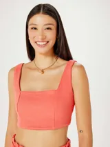 Top corto de tirantes anchos, color rosa pálido, con escote cuadrado.