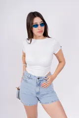 Body blanco de mangas cortas y cuello redondo.