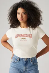 Remera de algodón color crudo, corte clásico, con logo Levi Strauss & Co. estampado en el pecho en color rojo.